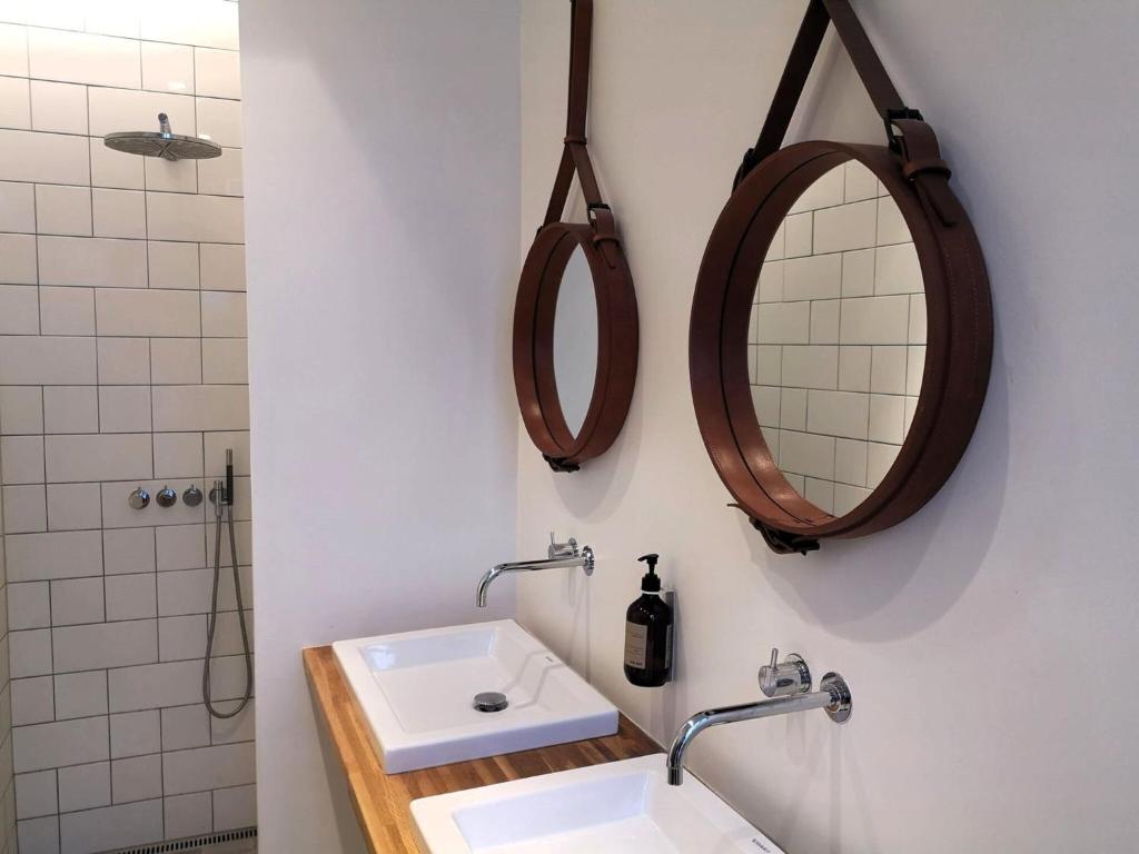 ein Bad mit einem Waschbecken und einem Spiegel in der Unterkunft ApartmentInCopenhagen Apartment 1279 in Kopenhagen