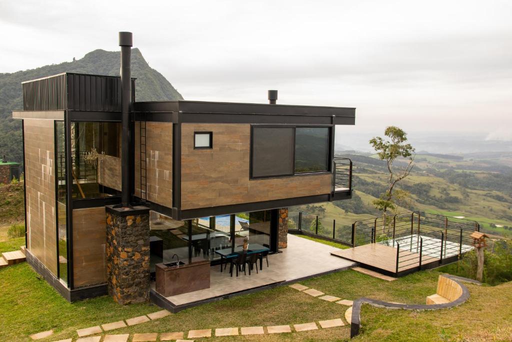 a house on a hill with a view at Caminho das Nuvens - Cabanas de Montanha in Bom Retiro