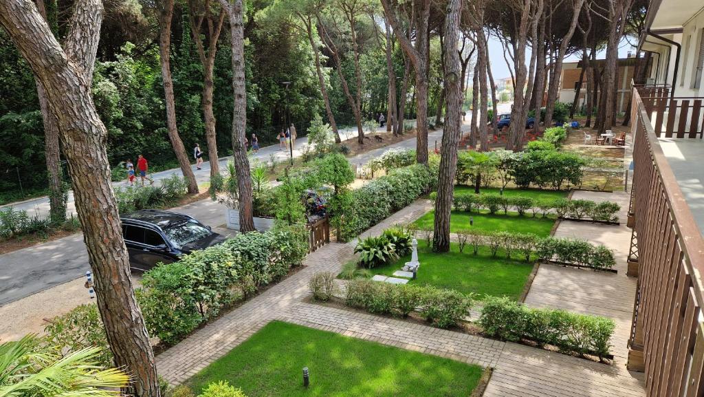 une vue aérienne sur un jardin avec une voiture garée à l'intérieur dans l'établissement Villa Gardenia, à Eraclea Mare