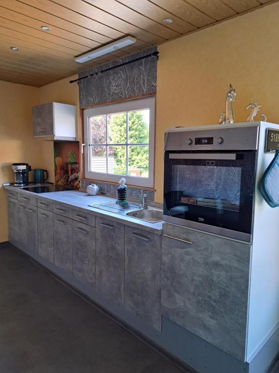 eine Küche mit Spüle und Herd in der Unterkunft Haus Windmühle Obergeschoß in Norden