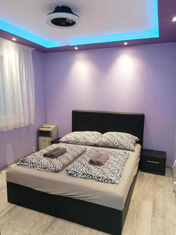 Postel nebo postele na pokoji v ubytování Borsalino Apartman