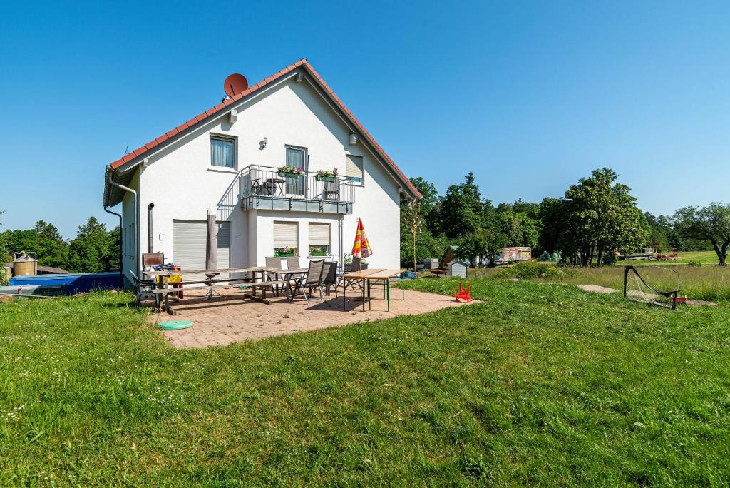 une maison sur une colline avec une aire de jeux dans l'établissement Schwalbenhof Dreßler und Duss für 6, à Bad Herrenalb