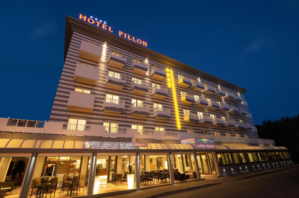 ein Hotelgebäude mit einem Schild, das das Kissen des Hotels liest in der Unterkunft Hotel Pillon in Bibione