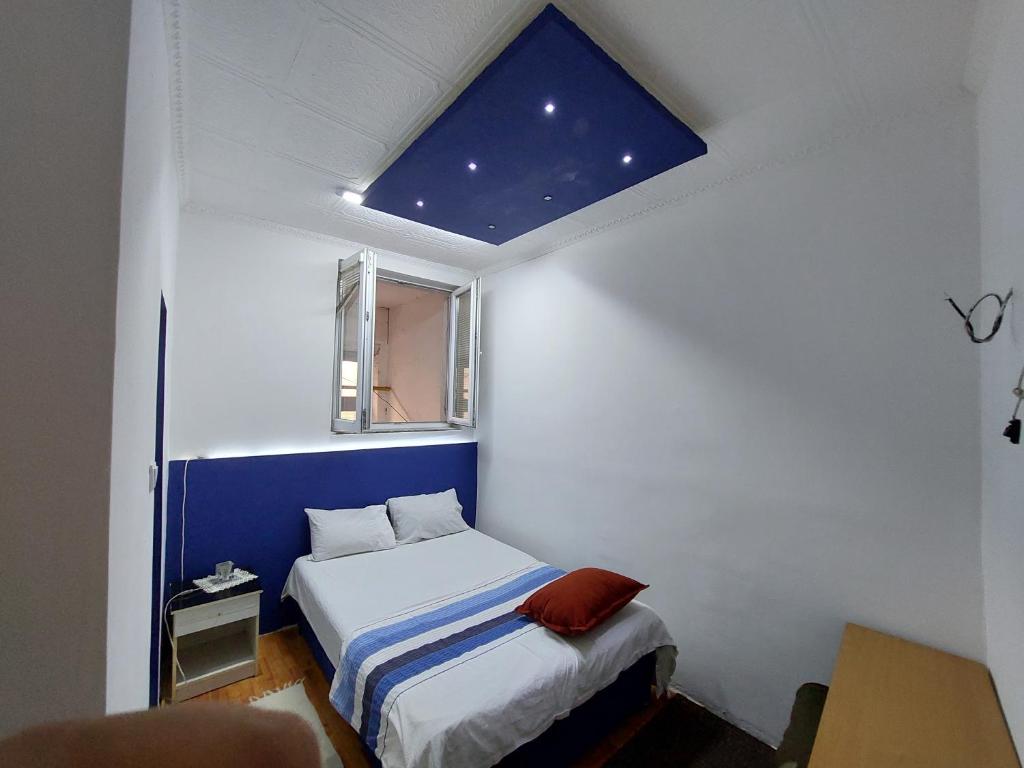 Habitación pequeña con cama y ventana en At Mejdan Rooms en Sarajevo