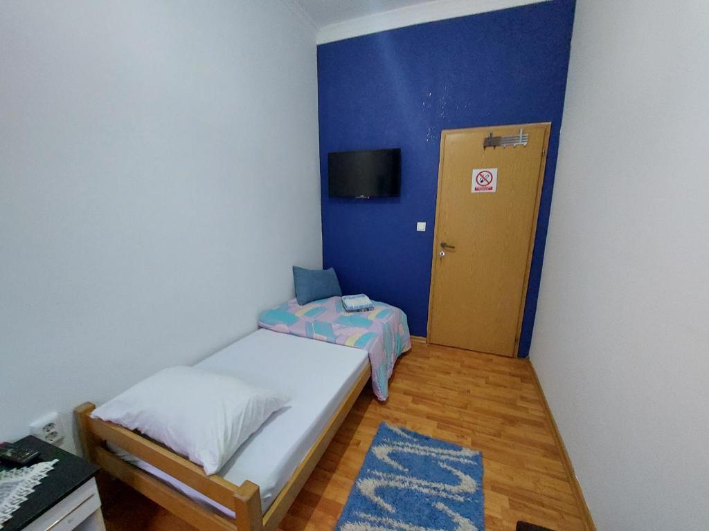 Uma cama ou camas num quarto em At Mejdan Rooms