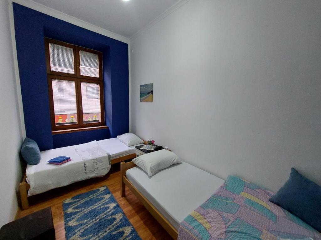 Uma cama ou camas num quarto em At Mejdan Rooms