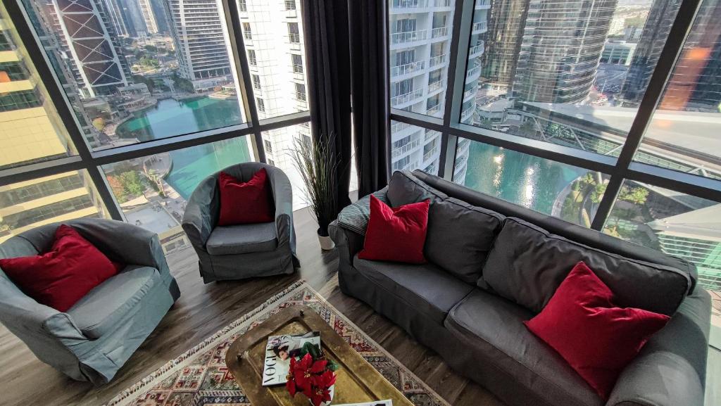 a living room with a couch and two chairs at Luxe 1BD, boutique apt full lakeview 1m to Metro, Lake & Almas Tower By "La Buena Vida Holiday Homes" in Dubai