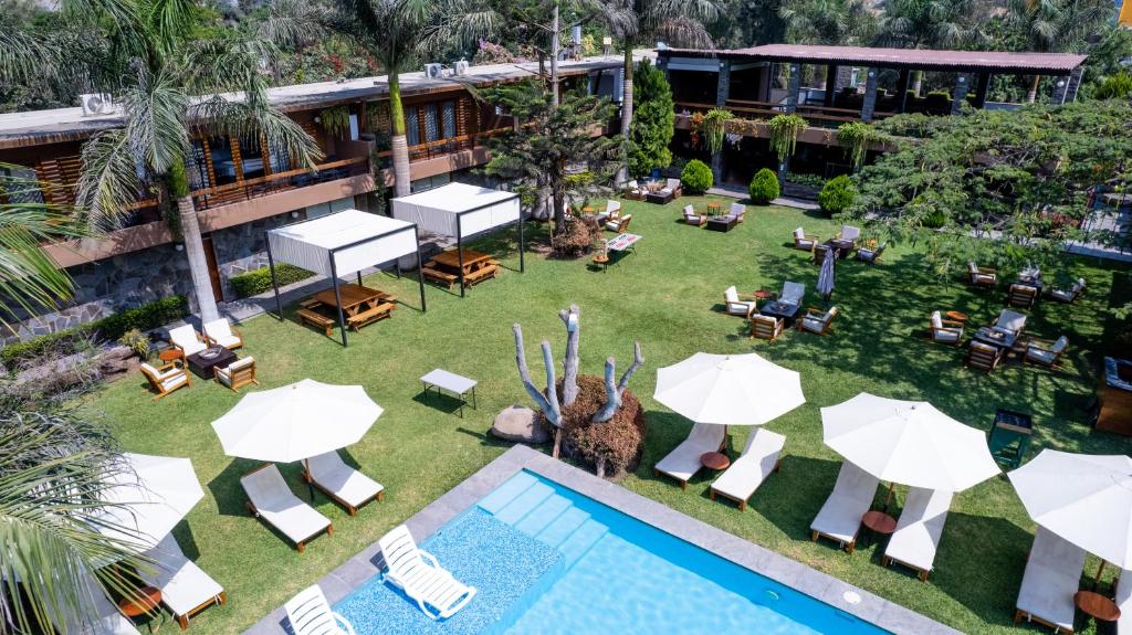 una vista aérea de una piscina con sombrillas y un complejo en Hotel Campo & Leña, en Cieneguilla