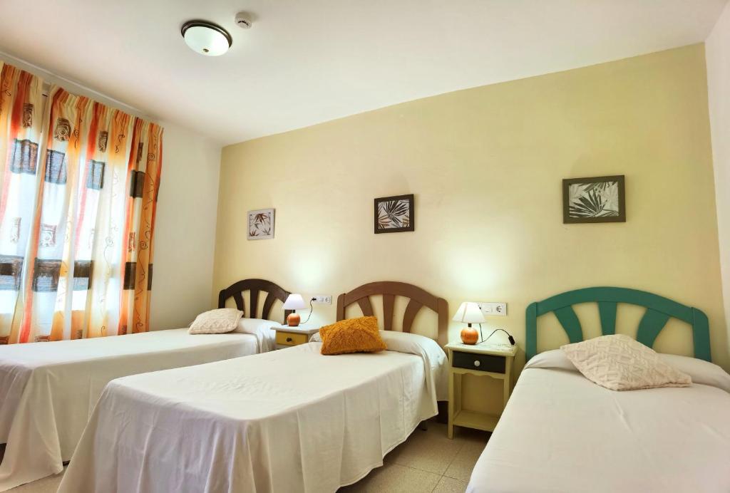 Postel nebo postele na pokoji v ubytování Hostal Noray