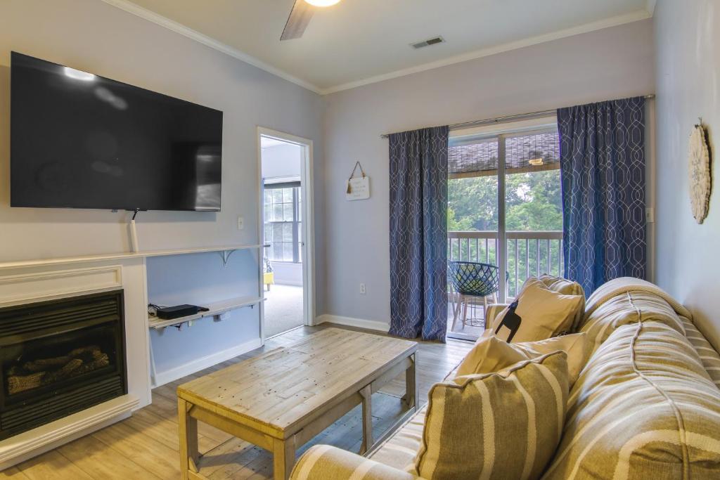 杜威海滩Condo with Pool Access about 2 Mi to Rehoboth Beach!的带沙发和壁炉的客厅