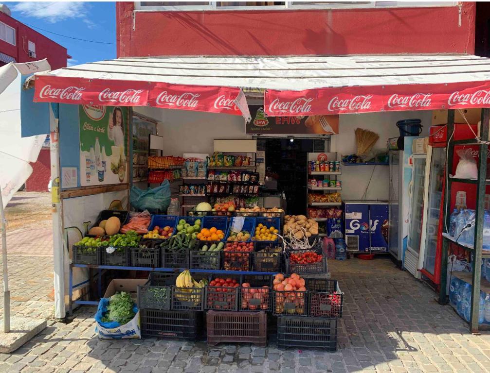 una tienda de cocacola con frutas y hortalizas a la vista en Sulaj Sea view 2, en Himare