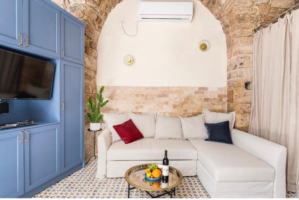 a living room with a white couch and a table at Napoleon with rooftop terrace in ‘Akko
