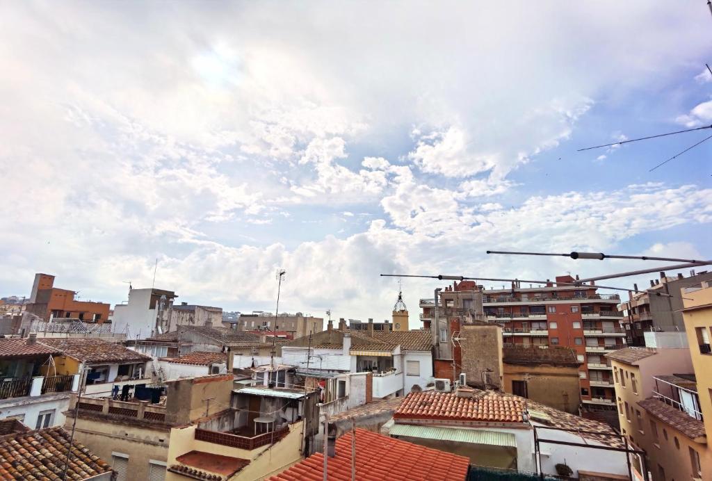 Nespecifikovaný výhled na destinaci Sant Feliu de Guíxols nebo výhled na město při pohledu z penzionu