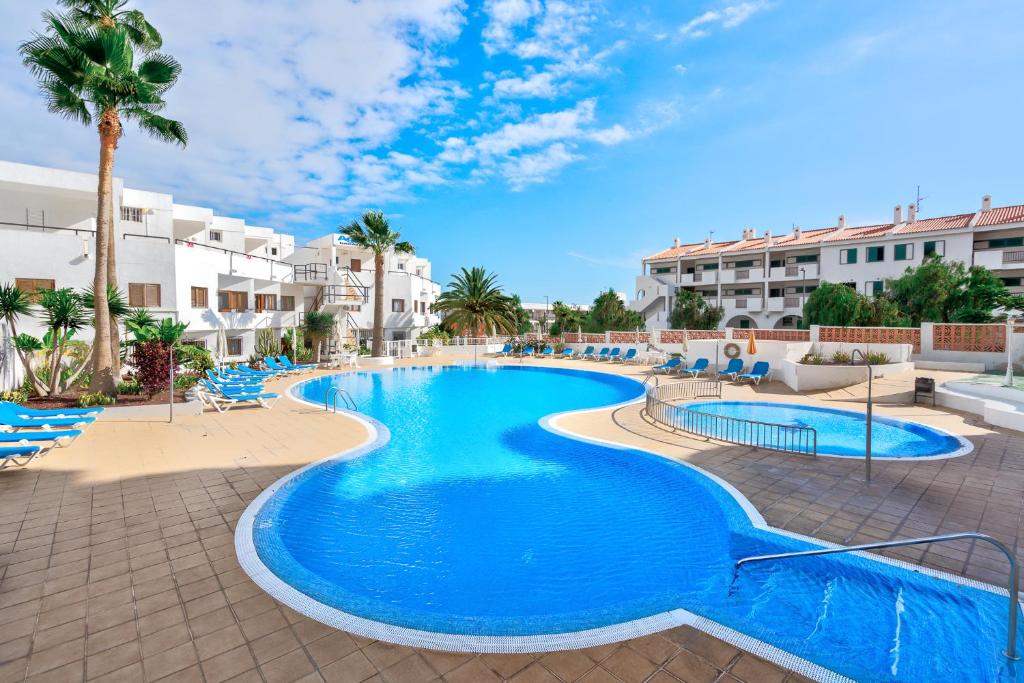 Bazén v ubytování APARTAMENTOS LAGUNA AZUL nebo v jeho okolí