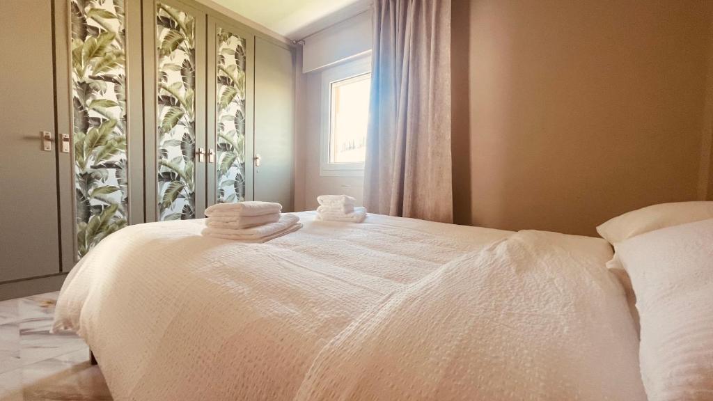 sypialnia z białym łóżkiem i ręcznikami na nim w obiekcie Seaview Apartment Mira Andalus w mieście Sitio de Calahonda