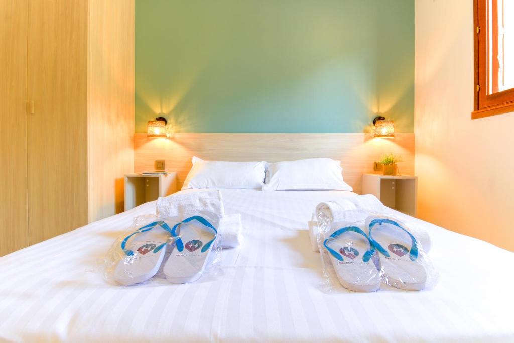 Säng eller sängar i ett rum på SELECT'soHOME - Charmant T2 proche de la plage de Saint-Clair au Lavandou avec parking privé - PARCFO11