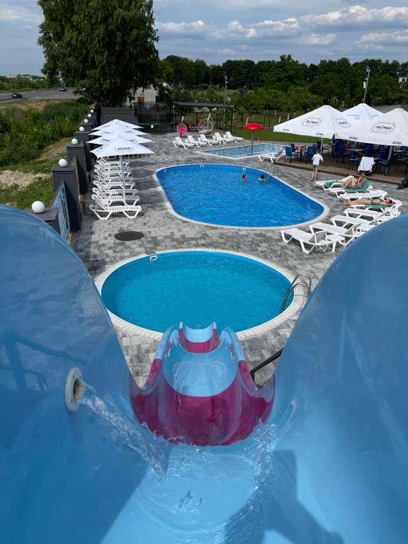 un parco acquatico con 2 piscine e uno scivolo d'acqua di Holiday stay Nika a Busk