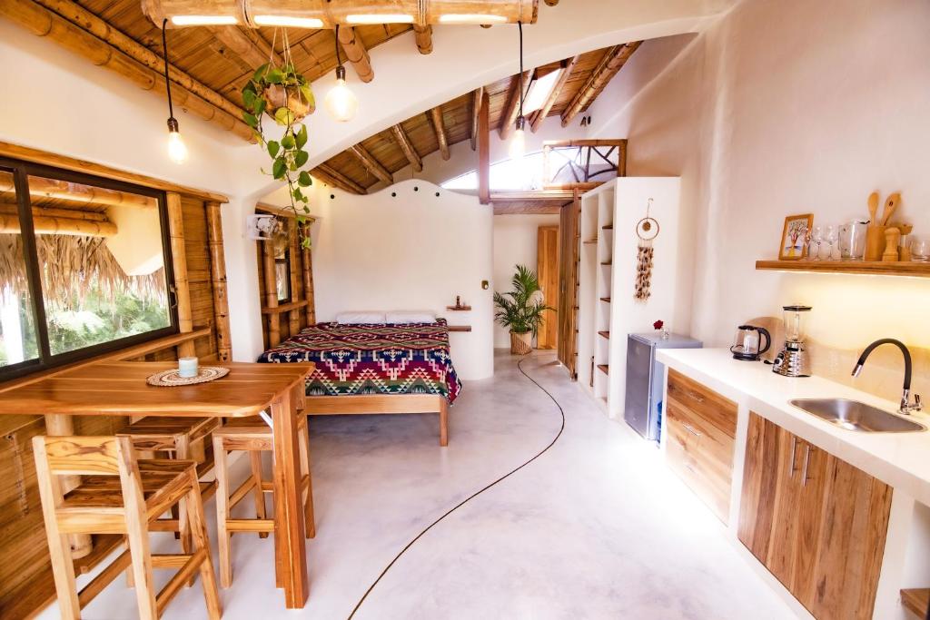 cocina con mesa y 1 cama en una habitación en Tierra Munay, en Las Tunas