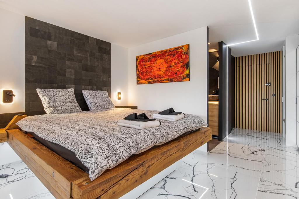een slaapkamer met een groot bed in een kamer bij Unik Heliopolis naturiste in Cap d'Agde