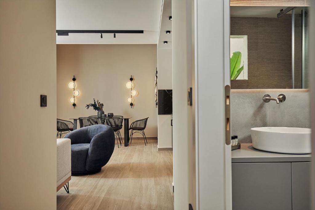 Posezení v ubytování Althea Lavish Estate - Villa & Suite