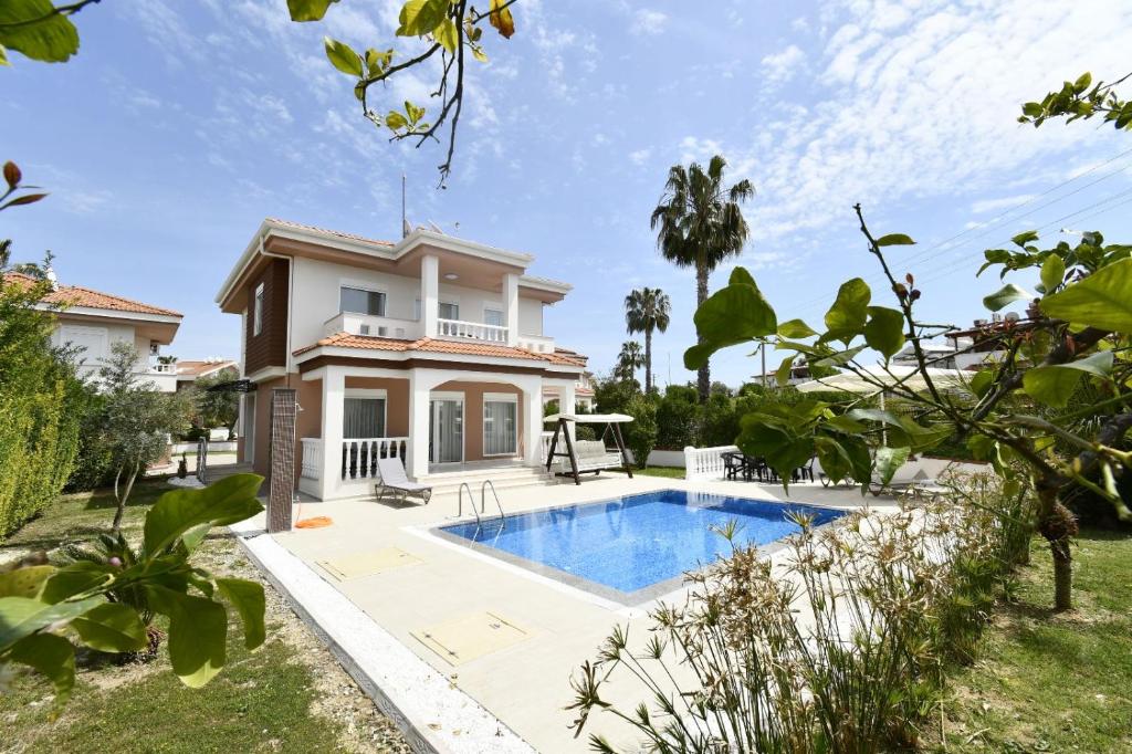 Villa con piscina frente a una casa en Aguarius Villas, en Side
