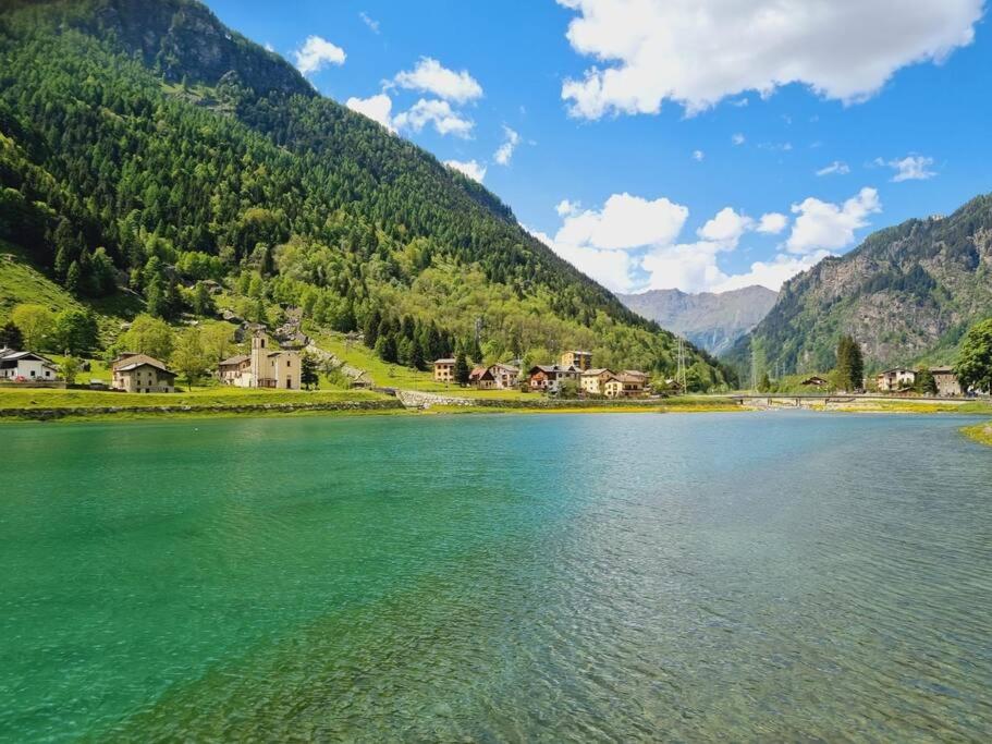 a view of a lake with mountains in the background at Appartamento sul Liro in Campodolcino