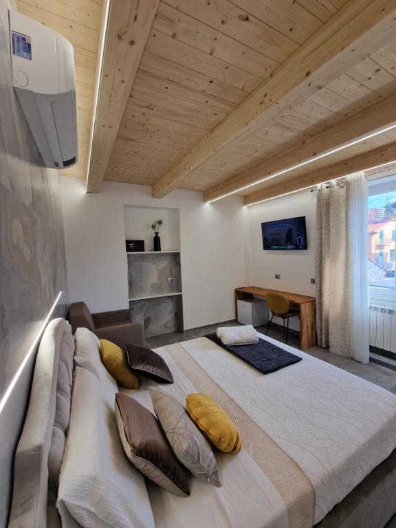 Postel nebo postele na pokoji v ubytování MARLA ROOMS