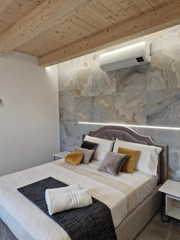 Postel nebo postele na pokoji v ubytování MARLA ROOMS
