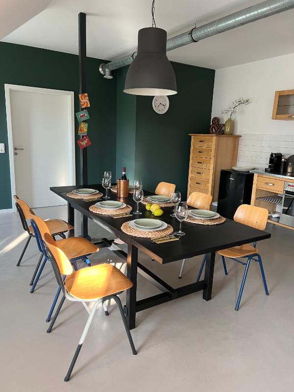 a dining room with a black table and chairs at Ruhige Wohnung mit 2 Schlafzimmern auf 80qm in Kürnach