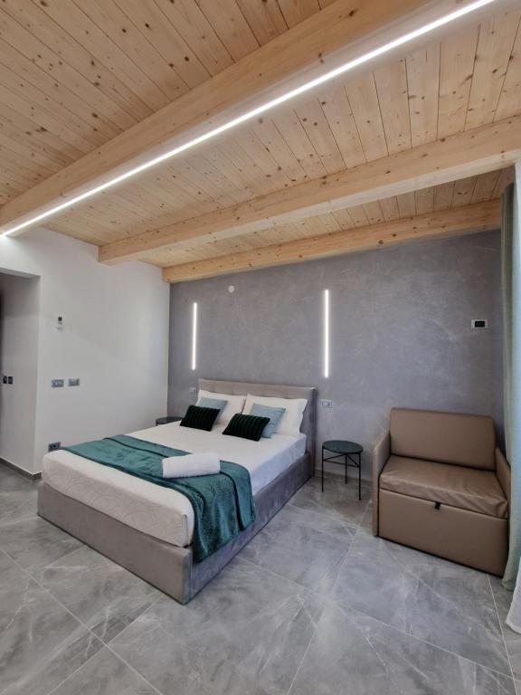 Postel nebo postele na pokoji v ubytování MARLA ROOMS