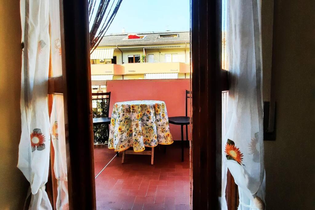einen Blick aus dem Fenster eines Tisches auf dem Balkon in der Unterkunft Casa Cuore in Montesilvano