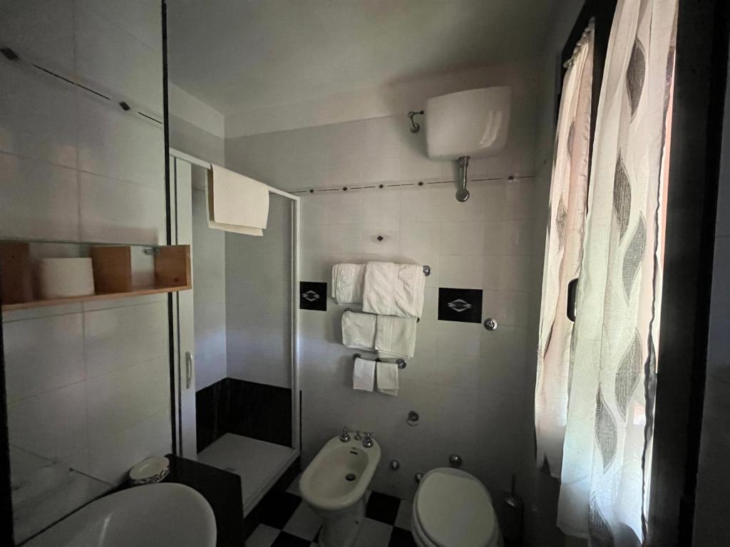 un bagno con un water e un lavandino di Agriturismo Montefosco a Sutri