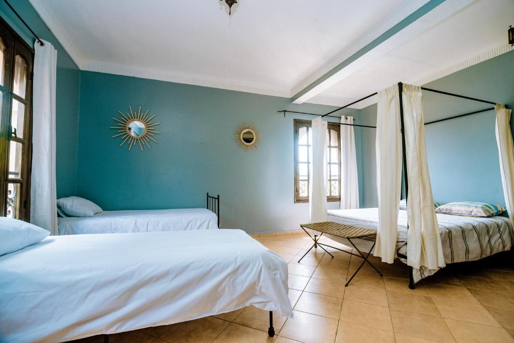 Postel nebo postele na pokoji v ubytování RIAD LES DEUX MONDES