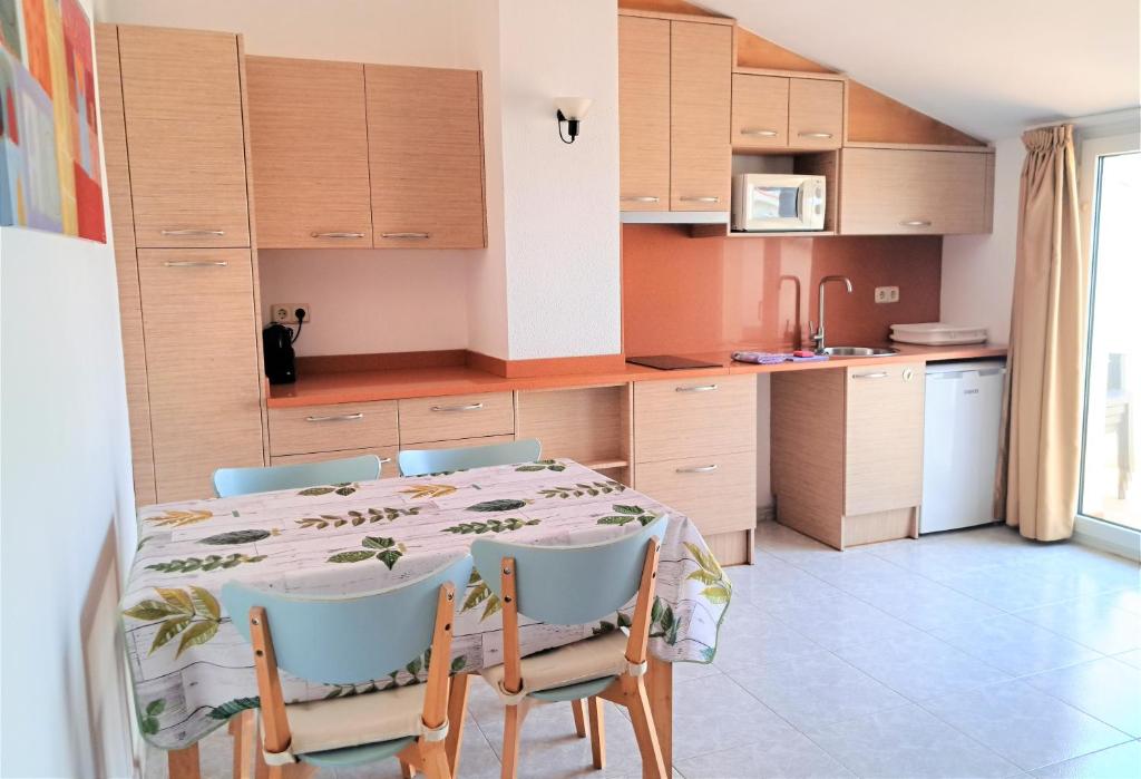Kuchyňa alebo kuchynka v ubytovaní Apartaments Club Nàutic Terral
