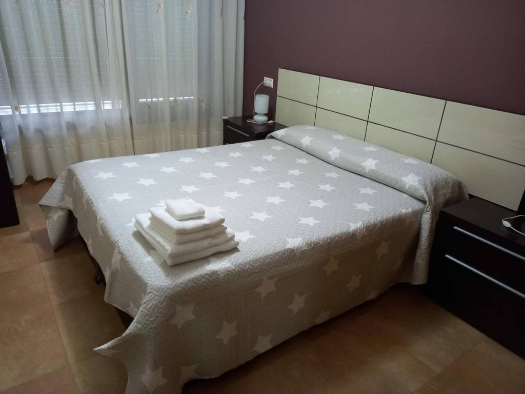 Cama o camas de una habitación en Apartamento céntrico en Sanxenxo
