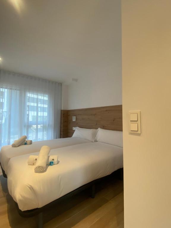 Postel nebo postele na pokoji v ubytování DONOSTIA ROOMS