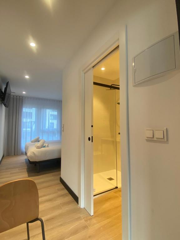 Postel nebo postele na pokoji v ubytování DONOSTIA ROOMS