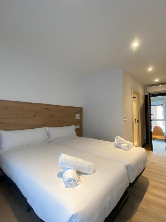 Postel nebo postele na pokoji v ubytování DONOSTIA ROOMS
