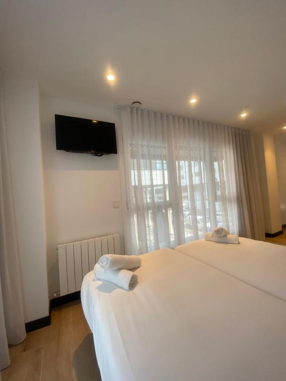 Postel nebo postele na pokoji v ubytování DONOSTIA ROOMS
