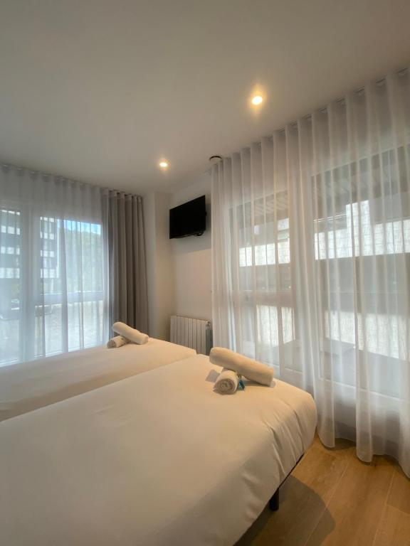Postel nebo postele na pokoji v ubytování DONOSTIA ROOMS