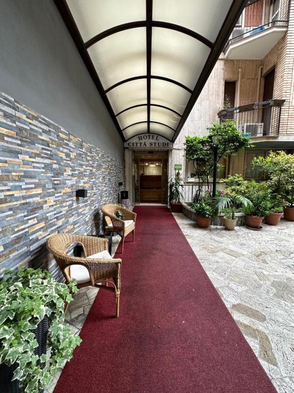 un pasillo con una alfombra roja en un edificio en Hotel Città Studi, en Milán