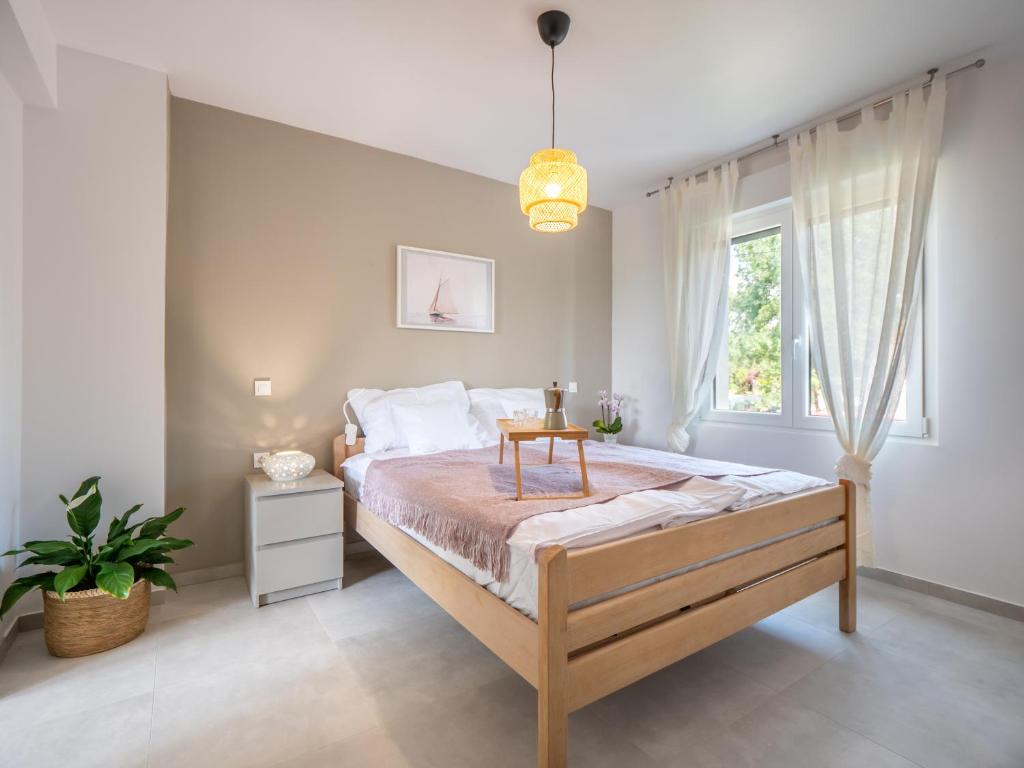 um quarto com uma cama grande e uma janela em Sunny side Apartments em Malinska