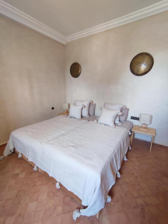 Postel nebo postele na pokoji v ubytování Riad Bini-Ddik
