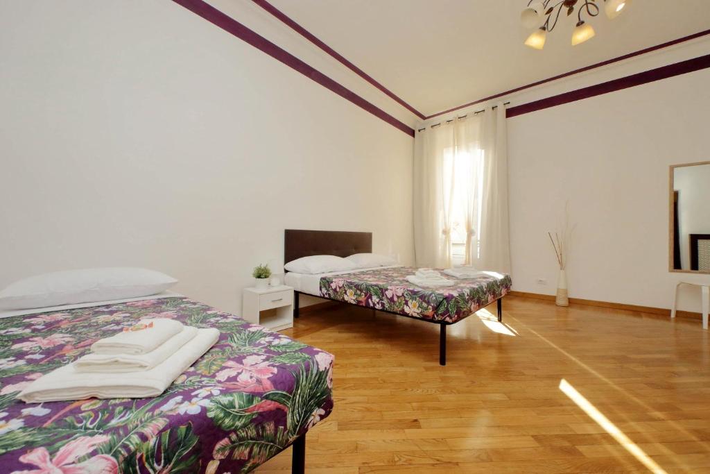 um quarto com duas camas e uma janela em Sanctuary Home 32 em Roma