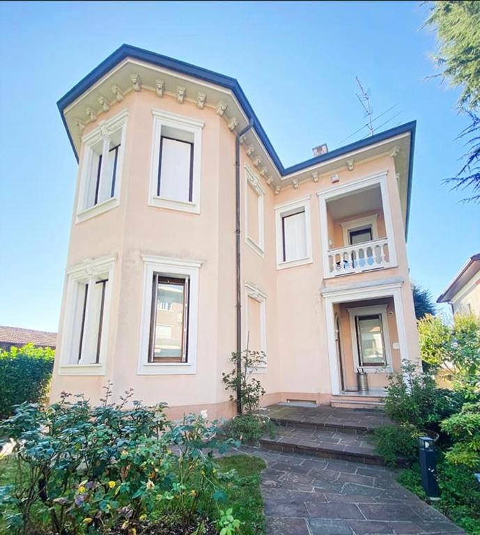 an image of a house at Villa le Rondini in Castronno