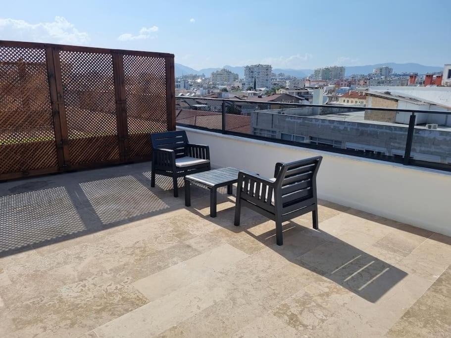 trzy ławki siedzące na dachu w obiekcie Royal Homes 506 w mieście Antalya