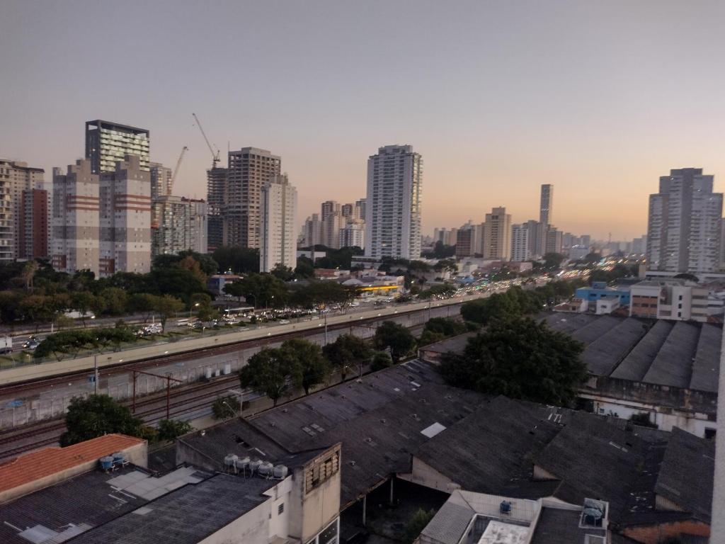 - une vue sur une ville avec de grands bâtiments dans l'établissement Stúdio lindo no Tatuapé, à São Paulo