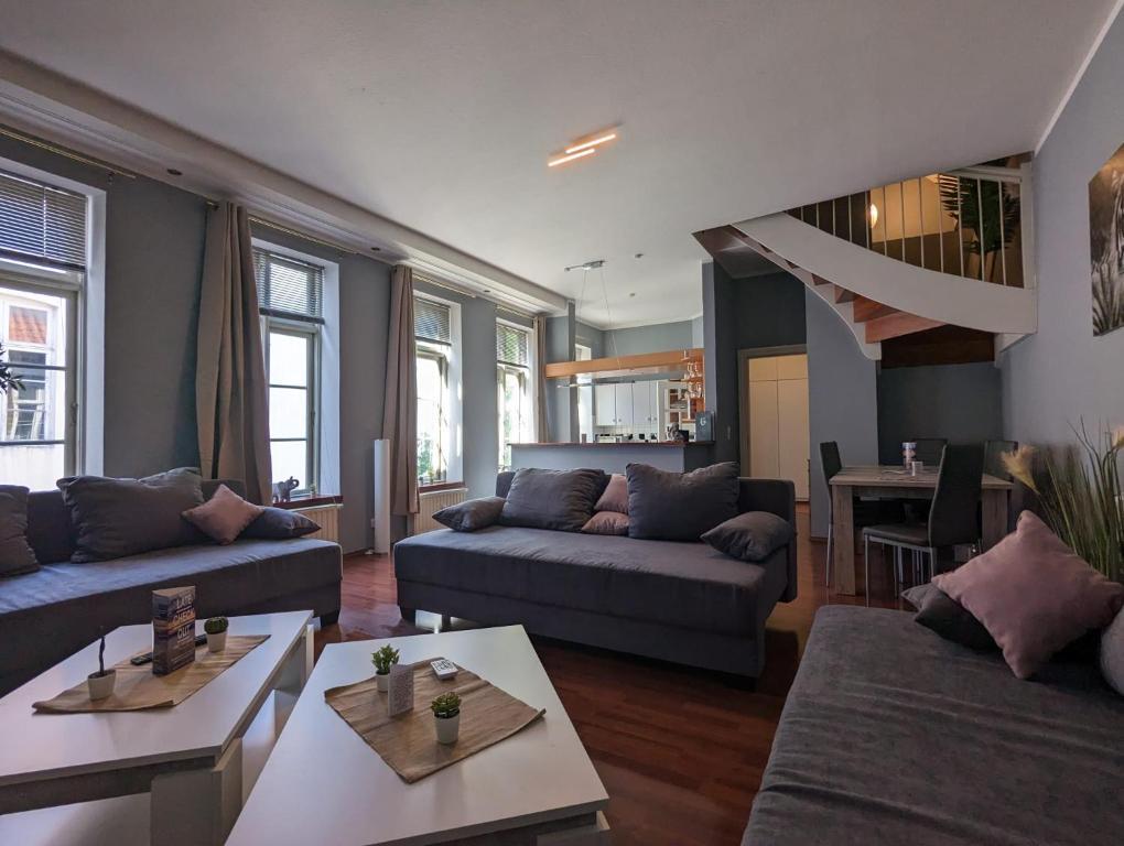 Sala de estar con 2 sofás y mesa en Flensburg Zentrum 10 HH 1OG GR en Flensburg
