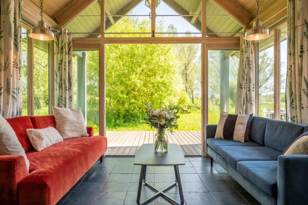 un porche cubierto con sofás y una mesa en The Pump House, en Colchester