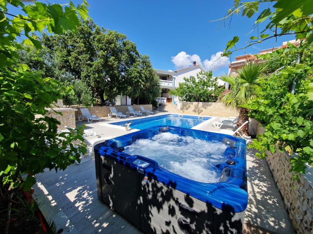 Basen w obiekcie Pool Apartments Knežević Novalja lub w pobliżu